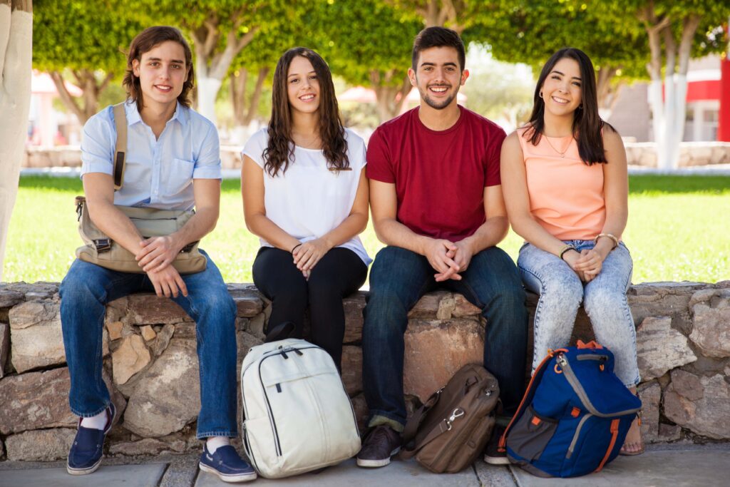 grupo-cuatro-adultos-jovenes-mochilas-escolares-universidad